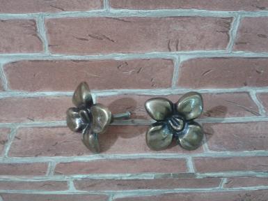 Flower handle brass code N.100A size L:52 mm. w: 26 mm